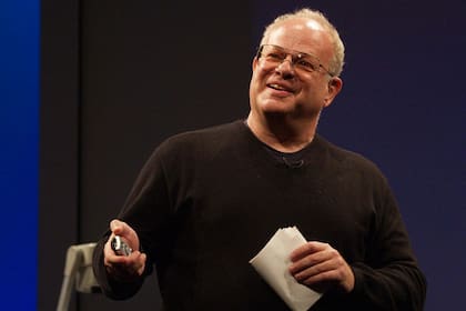 Martin Seligman, psicólogo y escritor estadounidense, es reconocido por sus estudios sobre la indefensión aprendida y su vínculo con la depresión