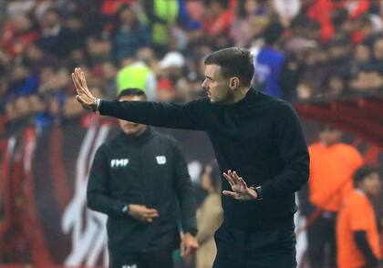 Martín Anselmi, dando indicaciones en un partido de Cruz Azul, por el Torneo Clausura 2024