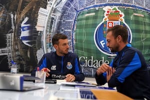 Martín Anselmi en su primer día de trabajo como DT de Porto; es el quinto entrenador argentino en pasar por el prestigioso club europeo