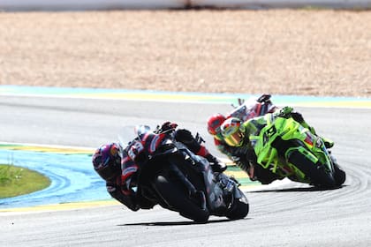 Martín (Aprilia) perseguido por Fabio Di Giannantonio (VR46 Racing Team) en el autódromo Ayrton Senna, de Goiania; el fin de semana, el español y el italiano, que se habían accidentado entre sí en Qatar 2025, compartieron un podio.