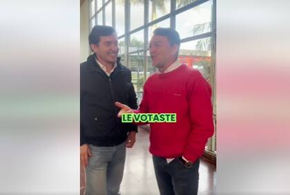 Martin Arjol (campera negra) y Héctor "Cacho" Bárbaro. El primero eligió dejar de lado la defensa de la regulación yerbatera y abrazar la política de Milei sin objeciones y el otro se paró "en la vereda de enfrente". Arjol fue la "decepción" y Bárbaro la sorpresa el domingo pasado