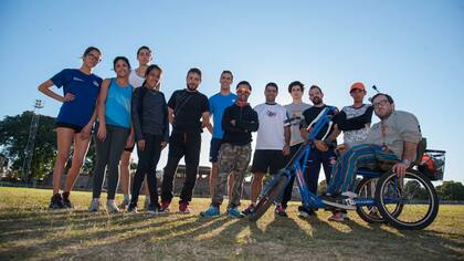 Martín Arroyo y Yanina Martínez, junto al resto de los atletas que se entrenan en Rosario