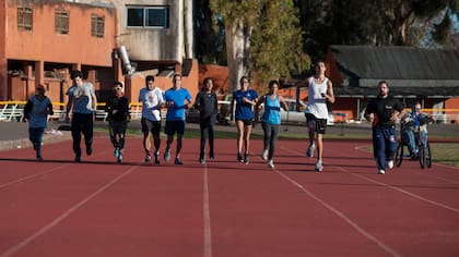 Martín Arroyo y Yanina Martínez, junto al resto de los atletas que se entrenan en Rosario