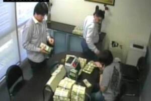 Martín Báez, en un video que conmovió a la opinión pública argentina, cuenta dinero en La Rosadita, la financiera creada en Puerto Madero para lavar dinero