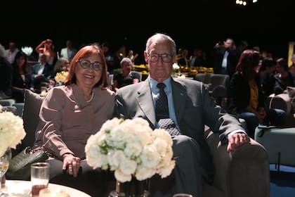 Martín Balza, junto a su esposa Gladys Margarita "Molly" Aquino. En enero de este año, el exjefe del Ejército de 88 años se casó con quien fuera su primera novia