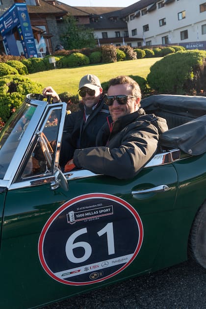 Martín Bameule junto a Jorge Richter en un Austin Healey 3000 MK III de 1967