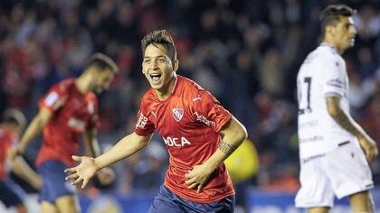 Martín Benítez celebra su gol, el 1-0 para el Rojo