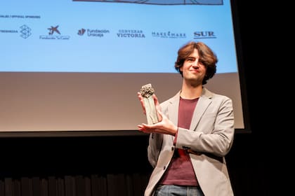 Martín Bielinsky con la distinción que recibió en nombre de su padre