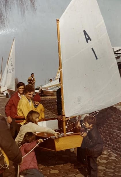 Martín Billoch con el A1, el barco con el que ganó el Mundial de Optimist