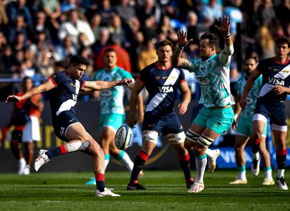 Martn Bogado sale desde el fondo ante la presin de los Springboks en su debut en los Pumas el sbado pasado en Vlez.