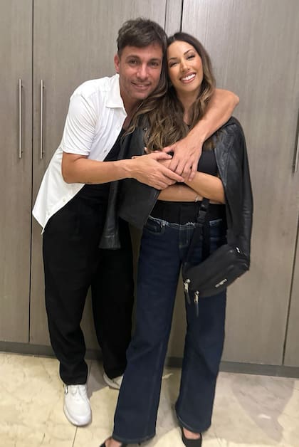 Estefi Berardi, la columnista de Carmen Barbieri en Mañanísima, también fue de la partida. Para la noche eligió un look informal y canchero: un jean que combinó con un par de ballerinas negras y una campera de cuero