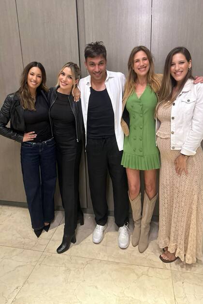 Bossi rodeado de sus amigas: Estefi Berardi, Luli Drozdek, Alina Moine y Macarena Rinaldi, embarazadísima
