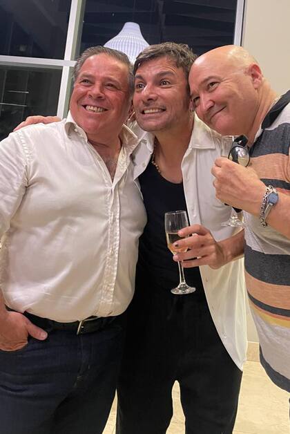 Bossi posó con Jorge “Carna” Crivelli y Larry de Clay, otros dos grandes humoristas de la escena local
