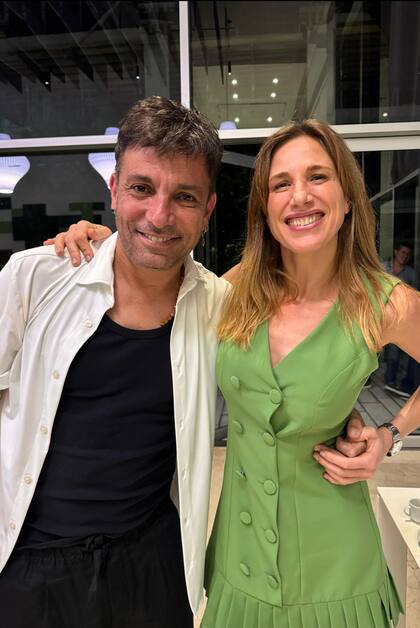 Alina Moine compartió con su amigo Martín Bossi su gran día. Hace un tiempo, el humorista y la periodista deportiva tuvieron que desmentir un romance entre ellos. Desde ese momento quedó en claro que comparten una profunda amistad