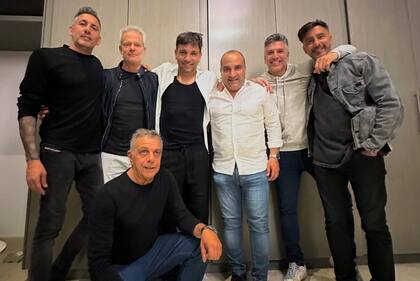Además de Marcelo Tinelli y Adrián Suar a Bossi lo acompañaron Ezequiel Corbo, Hernán Nisembaum, Gustavo Greco, Federico López Castromil, Federico Hoppe y Claudio Salomone