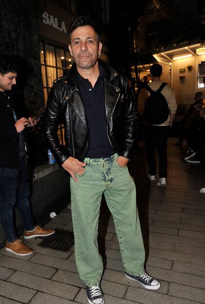 Martín Bossi se lució con un outfit informal: regresó a los 80 con un jean nevado en un tono verde que combinó con una campera de jean y zapatillas urbanas