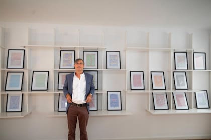 Martín Braun con algunos de sus laberintos que son parte de la exposición familiar en Miranda Bosch Gallery