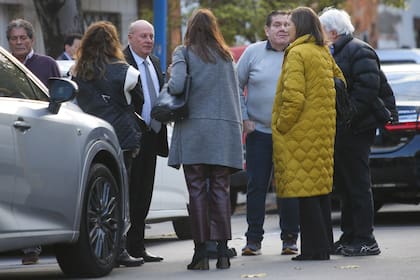 Martín Cabrales junto al intendente de Mar del Plata, Guillermo Montenegro (de suéter gris), y otros amigos de la familia.