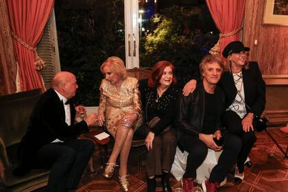 Martín Cabrales, Mirtha Legrand, Teresa González Fernández, Marcela Tinayre y Charly Alberti. Los invitados a la residencia del embajador de Uruguay