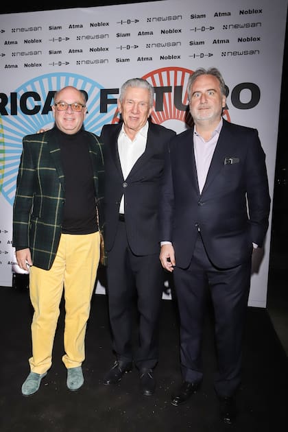 Martín Cabrales y el consultor Tato Lanusse felicitaron a Rubén Cherñajovsky, autor de la iniciativa de Fabricar futuro.