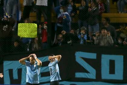 Martín Caceres y Agustín Álvarez se lamentan por un gol perdido. Uruguay, complicado en las posiciones, ahora deberá jugar ante Bolivia en La Paz