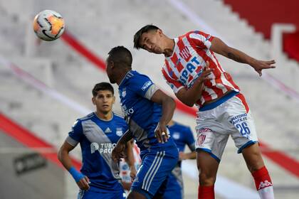 Martin Cañete cabecea durante el partido que disputa Unión de Santa Fe contra Emelec de Ecuador