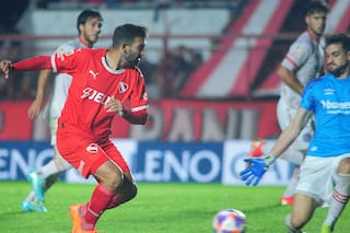 Una noche de lluvia y fútbol en la Paternal: a Independiente se le escapó un partido increíble