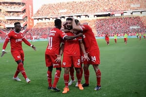 Trece remates, el gol que se gritó dos veces y la emoción del abuelo con su nieto, para toda la vida