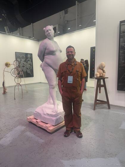 Martín Churba con Michelle (2022) escultura de Alexis Minkiewicz en De Sousa Galería