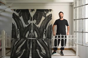 Martín Churba en su nuevo taller, con una de las "Monocopias" que presentará en Hertlizka & Co.