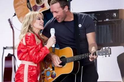Martin con Kylie Minogue en el escenario Pyramid del Festival de Glastonbury en 2019, cuando la cantante australiana se recuperó de cáncer