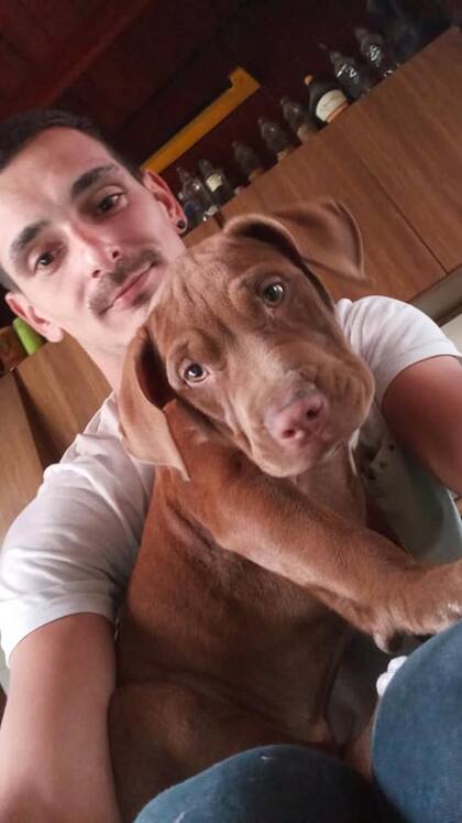 Martín con su mascota Dulce, una pitbull de pocos meses