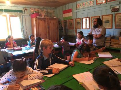 Martín Cornell y sus alumnos, en plena clase