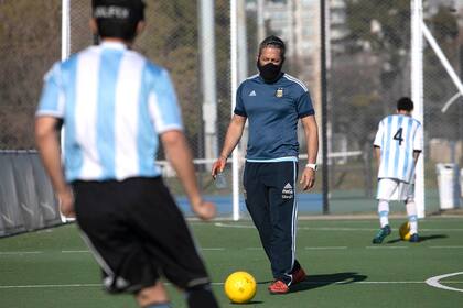 Martín Damonte es el director técnico del seleccionado masculino de fútbol de ciegos, Los Murciélagos.