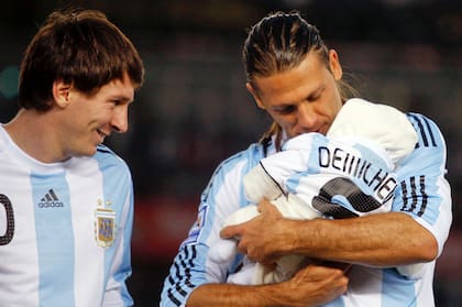 Martín Demichelis con su hijo en el Monumental, previa del partido de eliminatorias ante Colombia en 2009