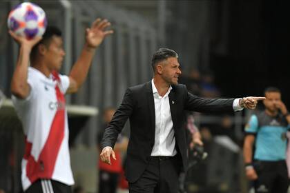 Martín Demichelis da indicaciones en el primer amistoso como DT de River ante Unión La Calera