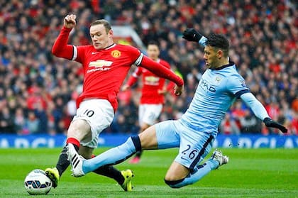Martín Demichelis jugando ante Rooney el clásico de Manchester