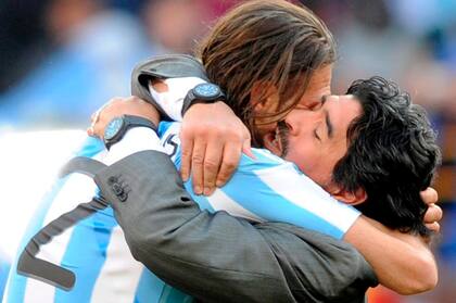 Martín Demichelis junto a Maradona, Sudáfrica 2010