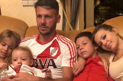Martín Demichelis junto a su familia, viendo a River por TV