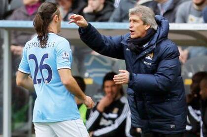 Martín Demichelis recibe ordenes del ingeniero Pellegrini en durante su paso por Manchester