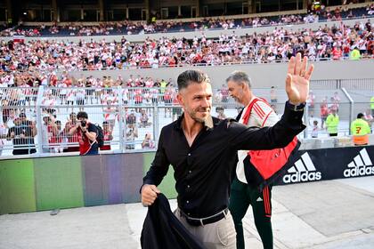 Martín Demichelis saluda a los hinchas de River: el ex Bayern Munich se ganó el cariño del público.