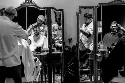 Martín Demichelis y Messi en un paso por la peluquería, previo al casamiento del 10