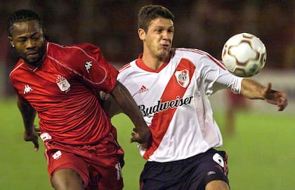Martín Demichelis y una postal como jugador de River, en un partido de Copa Libertadores en mayo de 2003