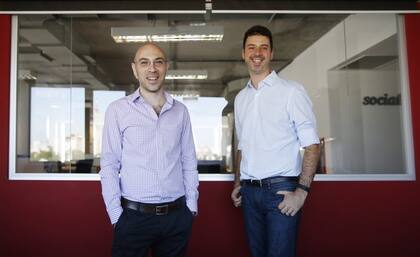 Martín Enríquez y Gustavo Arjones, de Socialmetrix, ven cómo emergen patrones en las conversaciones de la Web