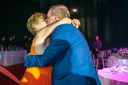 Marcelo Bonelli también celebró a los besos con su mujer las estatuillas que ganó durante la ceremonia