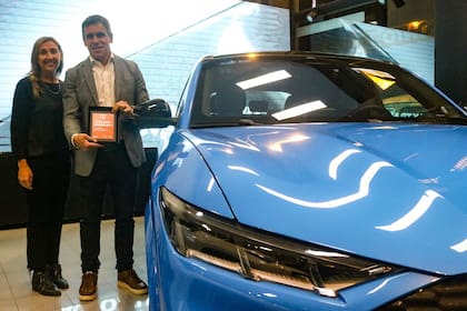 Martín Galdeano, presidente de Ford Argentina y Sudamérica, recibe el premio para Ford (obtuvo dos) de manos de la periodista Guillermina Fossati