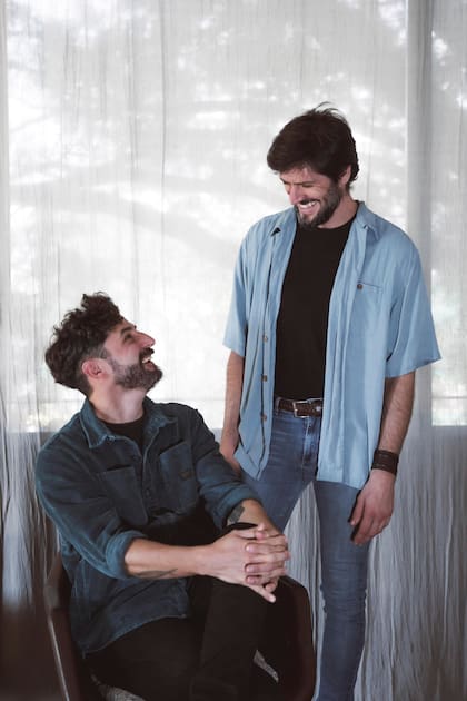 Martín Gallino y Maximiliano Mineo, los arquitectos detrás de Estudio Nodo, trabajan juntos desde sus épocas de estudiantes en la Universidad de Buenos Aires. Consolidaron su firma en 2014 para crear proyectos de distintas escalas, con foco en la vivienda.