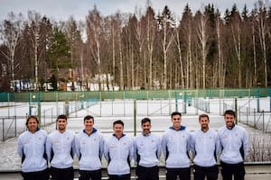 Martín García (subcapitán), Cachin, Bagnis, Coria (capitán), Machi González, Cerúndolo, Molteni y Leonardo Mayer (asistente técnico), el equipo argentino que disputará los Qualifiers de la Copa Davis ante Finlandia, en Espoo