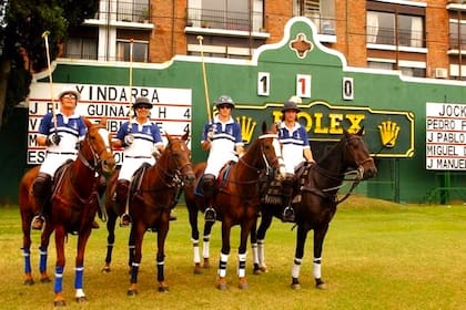 Martín Garrahan (segundo desde la izquierda), en la cancha 1 de Palermo, jugando la Copa Master, en 2008