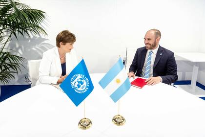 Martín Guzmán con Kristalina Georgieva, directora gerente del Fondo Monetario Internacional.